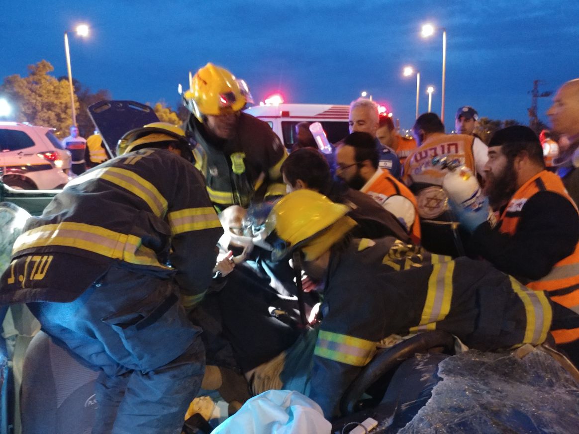 מחלצים את אחד הפצועים בתאונה (צילום: דוברות כיבוי והצלה נגב)